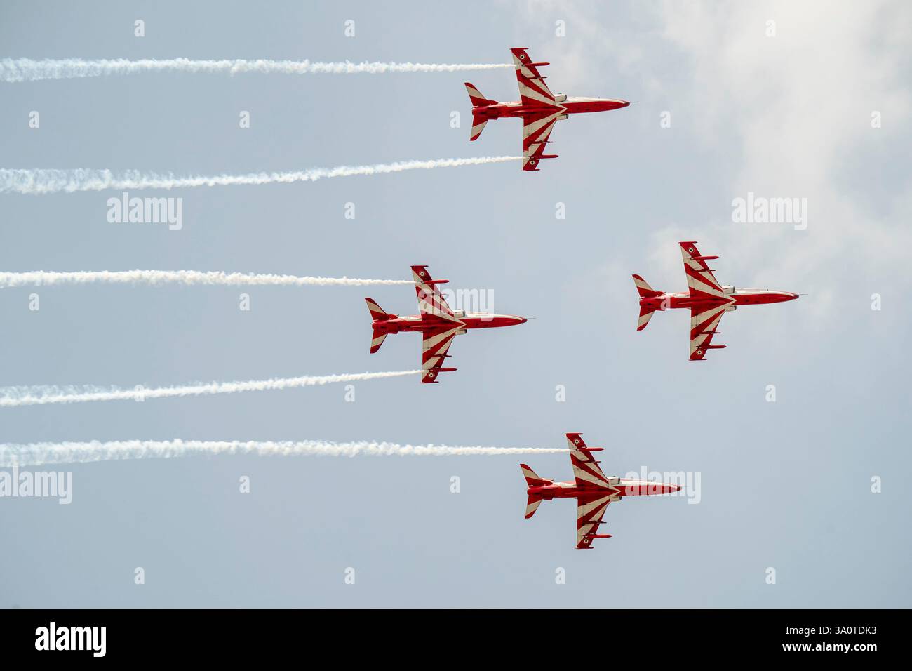 Bangkok, Thaïlande. 05 mars 2025. Des avions de chasse indiens pulvérisent de la fumée lors de la répétition du spectacle aérien. Le chasseur indien 'Suryakiran Aerobatic Team' se joint à la répétition du salon aérien pour marquer le 88e anniversaire de la Royal Thai Air Force à Bangkok. (Photo de Seksan Rochanametakul/SOPA images/SIPA USA) crédit : SIPA USA/Alamy Live News Banque D'Images