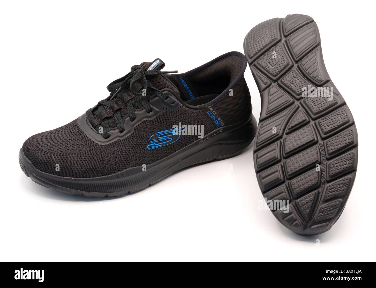 Paire de chaussures Skechers Slip-ins noires découpées isolées sur fond blanc Banque D'Images