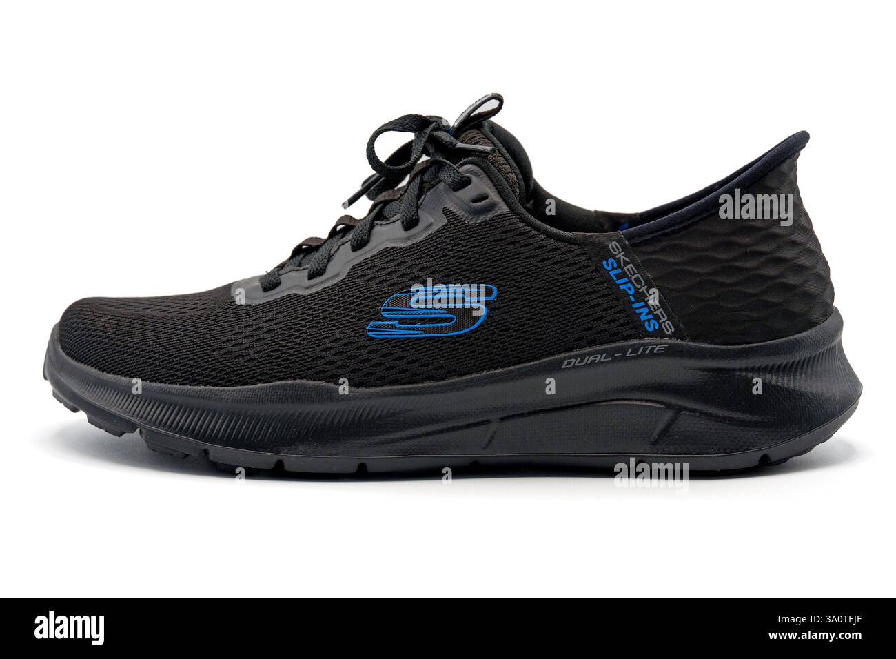 Chaussure Skechers Slip-ins noire découpée isolée sur fond blanc Banque D'Images