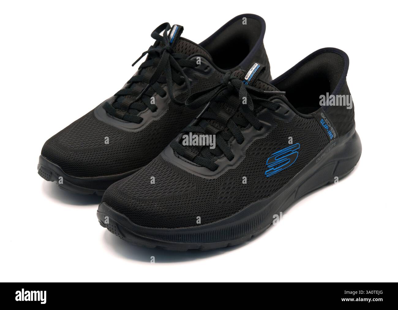 Paire de chaussures Skechers Slip-ins noires découpées isolées sur fond blanc Banque D'Images