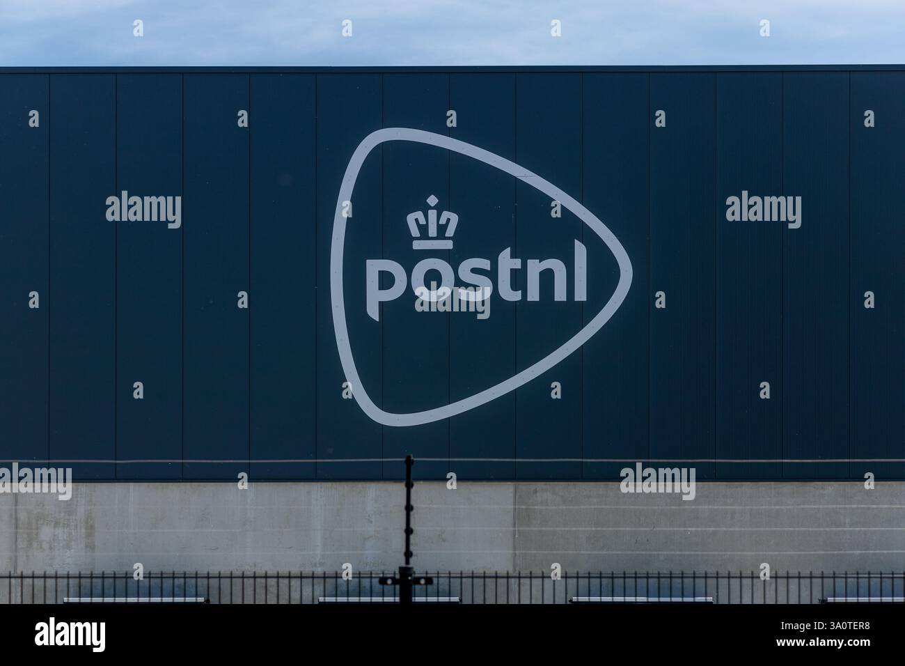 Logo PostNL signe sur le centre de tri. La plus grande entreprise postale nationale des pays-Bas Banque D'Images