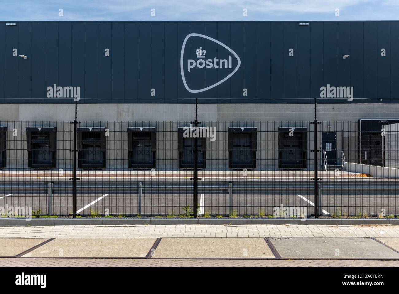 Logo PostNL signe sur le centre de tri. La plus grande entreprise postale nationale des pays-Bas Banque D'Images