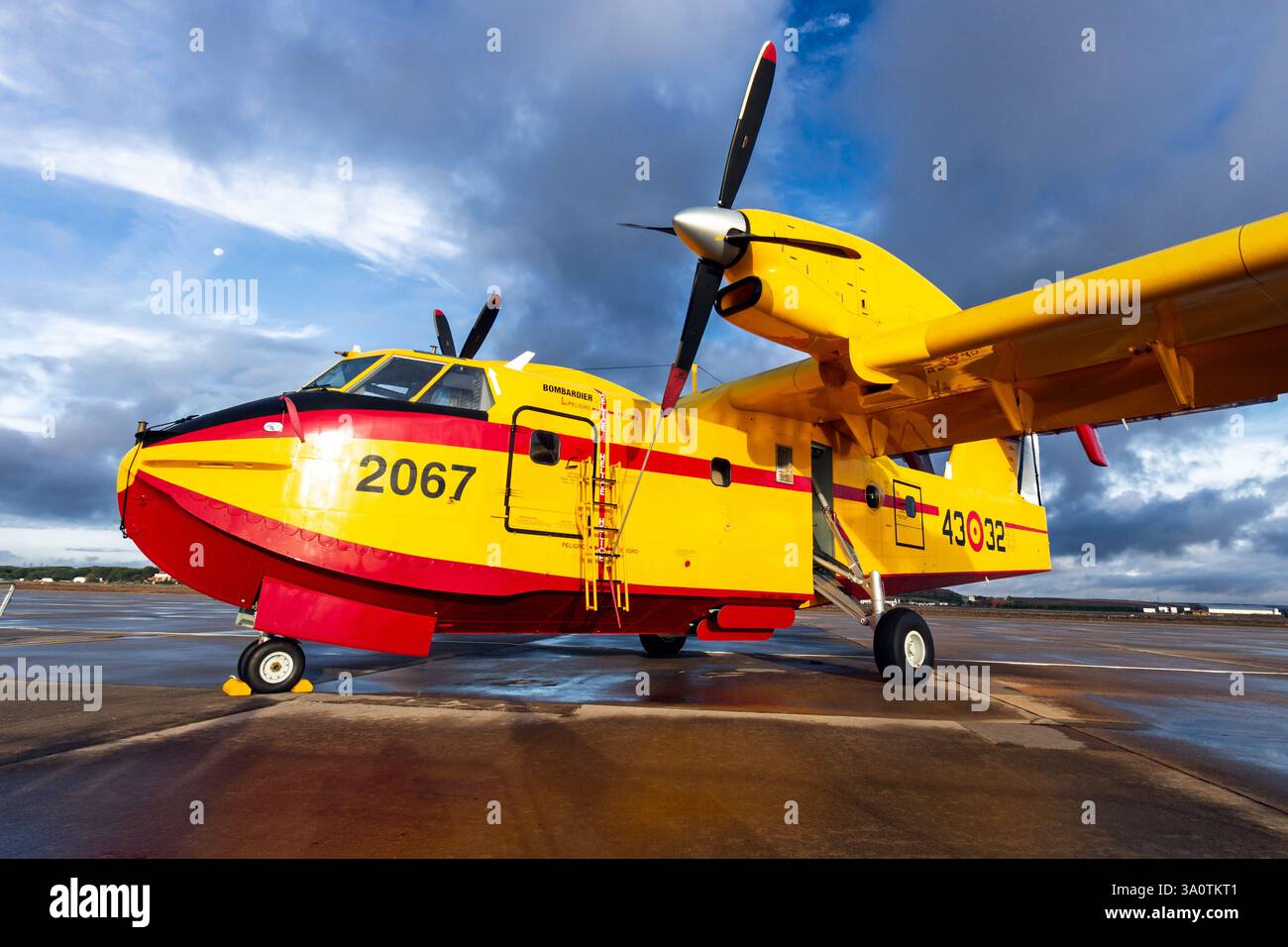 Bombardier (Canadair) CL-415 Super Scooper avion amphibie de l'Armée de l'air espagnole. Torrejon, Madrid - 11 octobre 2014 Banque D'Images