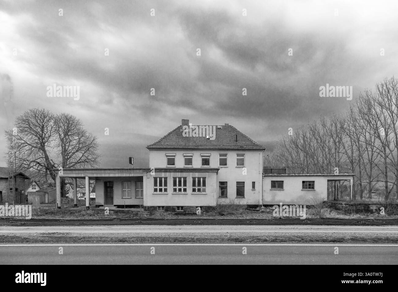 Sondershausen, Allemagne - 26 janvier 2016 : gare abandonnée à Sondershausen, Berka. J'ai l'air triste, un endroit perdu. Banque D'Images