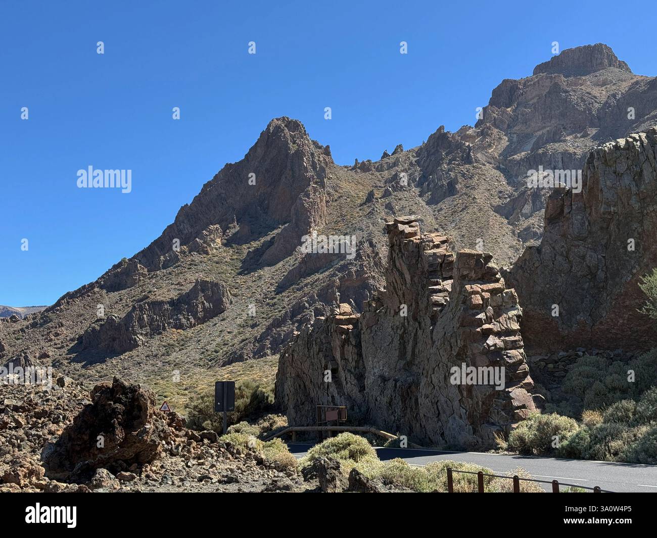 Formations rocheuses et champs de lave du mont Teide, le volcan actif de Tenerife, l'île des Canaries appartenant à l'Espagne, des éruptions précédentes - Image de stock capturée avec un smartphone