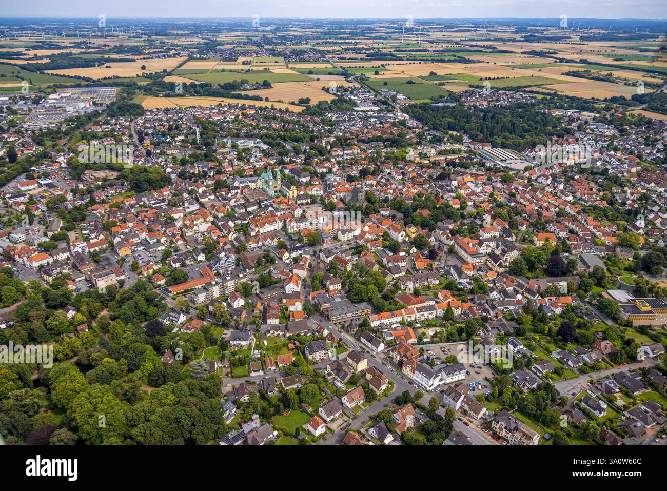 Vue aérienne, aperçu vieille ville avec basilique de pèlerinage Mariä Heimsuchung et église catholique caractérisée Walburga, maisons aux toits rouges, Werl, Soester Börde Banque D'Images