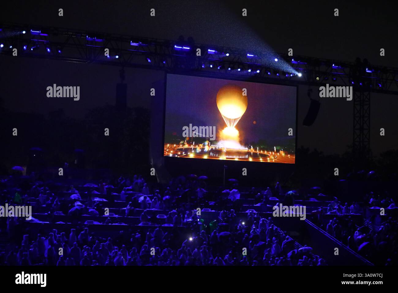 26 juillet 2024 - Paris, France : le chaudron, avec la flamme olympique allumée, se décolle alors qu'il est attaché à un ballon, lors de la cérémonie d'ouverture du P. Banque D'Images