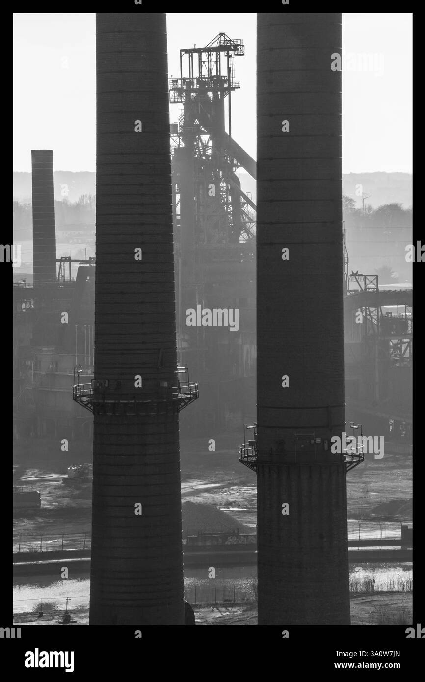 Vue du sommet du tas de scories Blanchisserie. Cheminées Brownfield et four | vue epuis le sommet du terril de la Blanchisserie. terrain, friches Banque D'Images