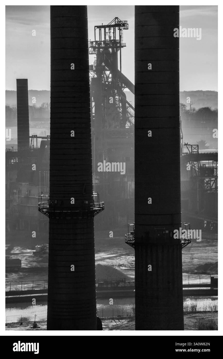 Vue du sommet du tas de scories Blanchisserie. Cheminées Brownfield et four | vue epuis le sommet du terril de la Blanchisserie. terrain, friches Banque D'Images
