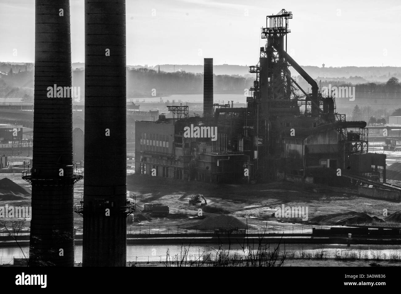 Vue du sommet du tas de scories Blanchisserie. Cheminées Brownfield et four | vue epuis le sommet du terril de la Blanchisserie. terrain, friches Banque D'Images