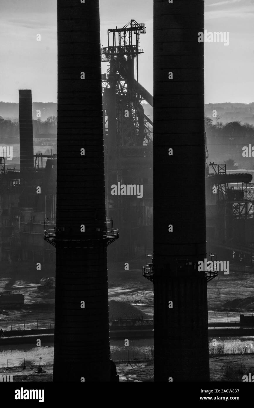 Vue du sommet du tas de scories Blanchisserie. Cheminées Brownfield et four | vue epuis le sommet du terril de la Blanchisserie. terrain, friches Banque D'Images