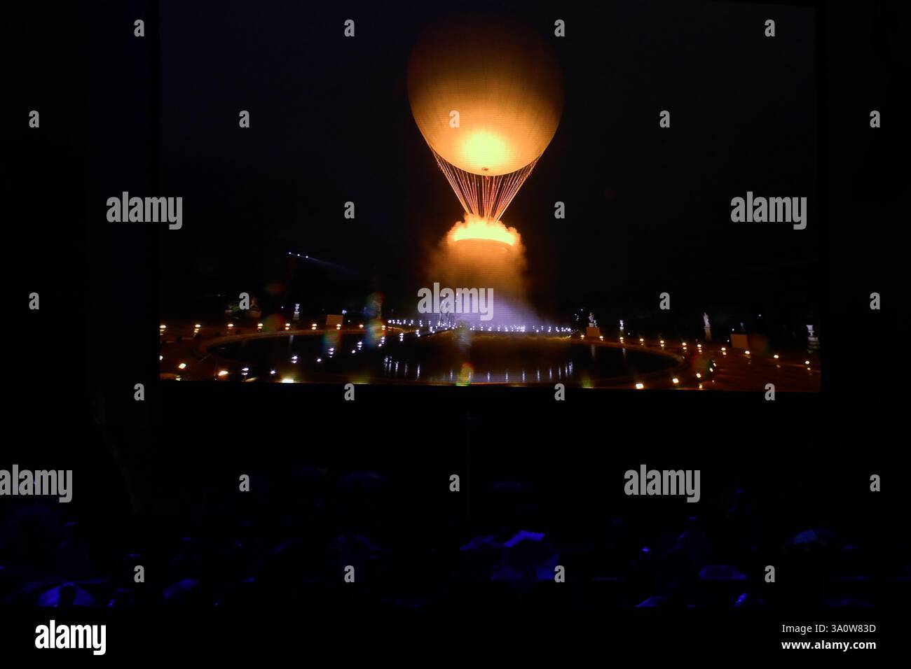 26 juillet 2024 - Paris, France : le chaudron, avec la flamme olympique allumée, se décolle alors qu'il est attaché à un ballon, lors de la cérémonie d'ouverture du P. Banque D'Images