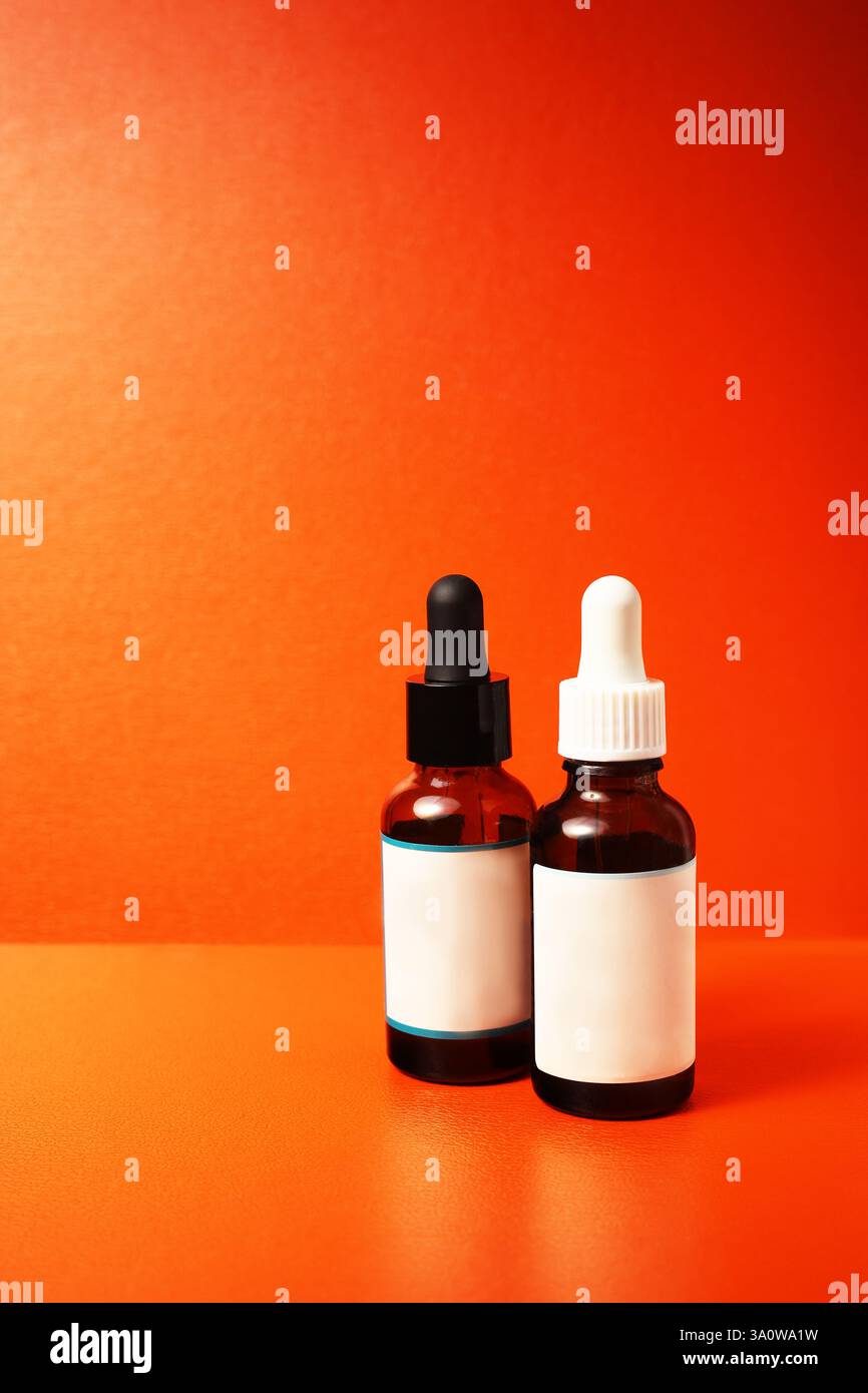 deux flacons en verre transparent pour sérum avec pipette, avec compte-gouttes. produit de soin du visage. produits anti-âge. Banque D'Images