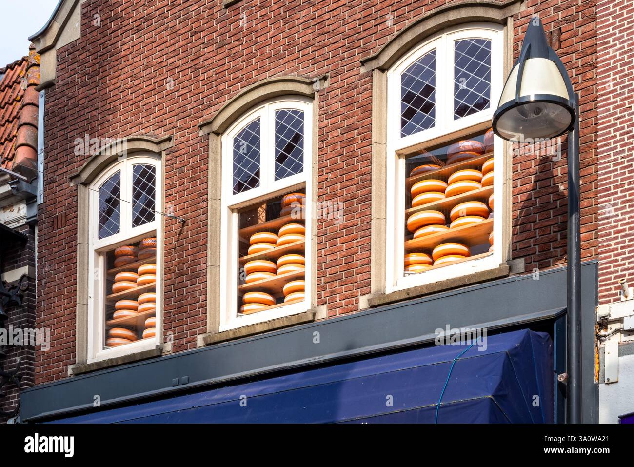 Boutique de fromages hollandais traditionnels avec des roues de fromage empilées dans trois fenêtres, pays-Bas Banque D'Images
