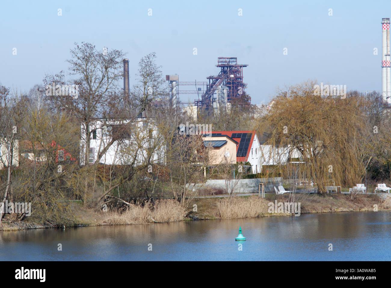Eisenhüttenstadt, haut fourneau et paysage urbain, y compris le canal Oder-Spree, mars 2025. Banque D'Images