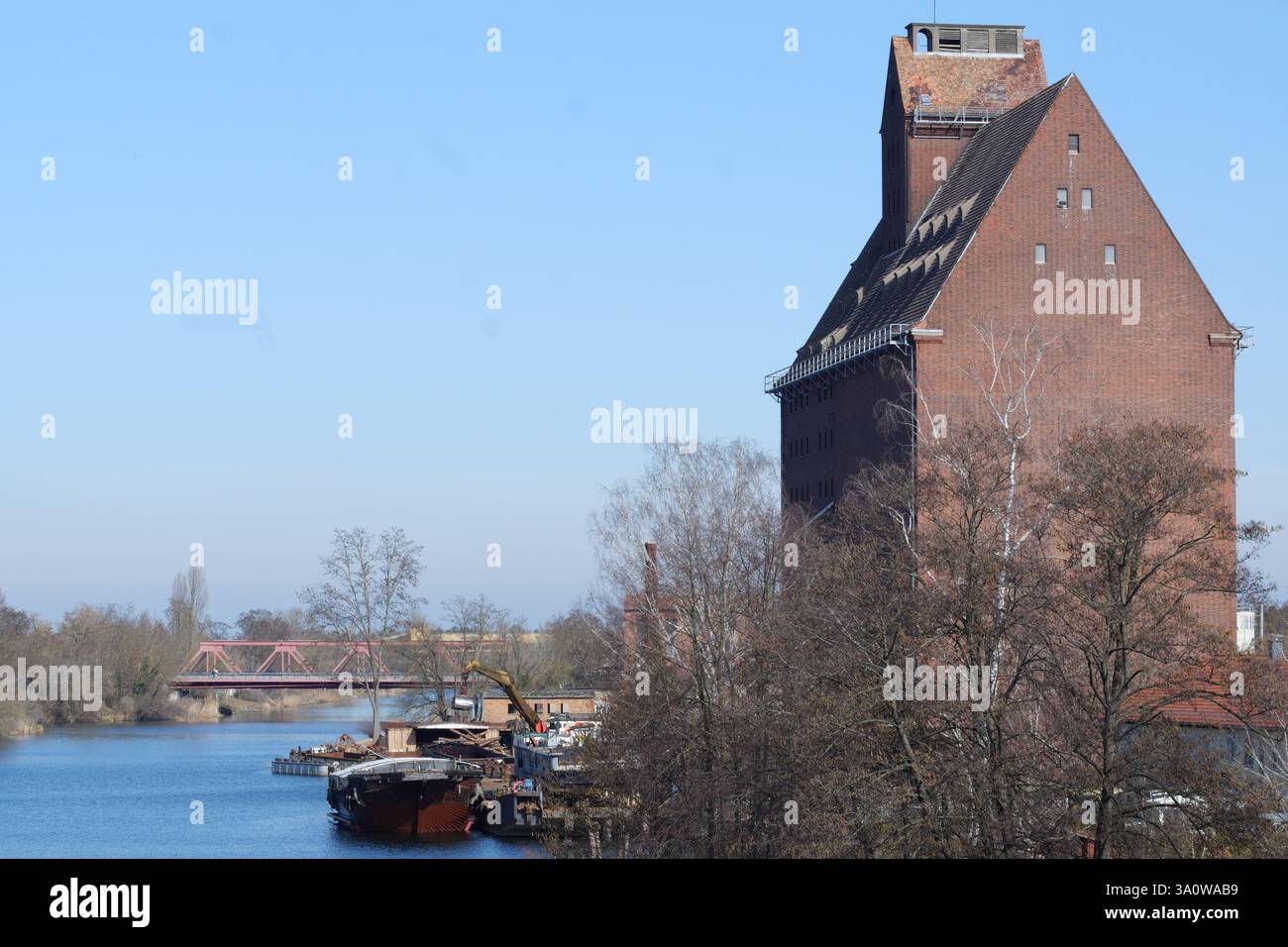 Eisenhüttenstadt - ancien entrepôt sur les rives du canal de l'Oder Spree, mars 2025. Banque D'Images