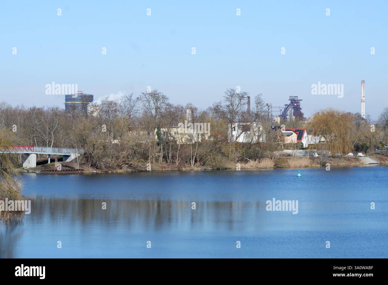 Eisenhüttenstadt, haut fourneau et paysage urbain, y compris le canal Oder-Spree, mars 2025. Banque D'Images