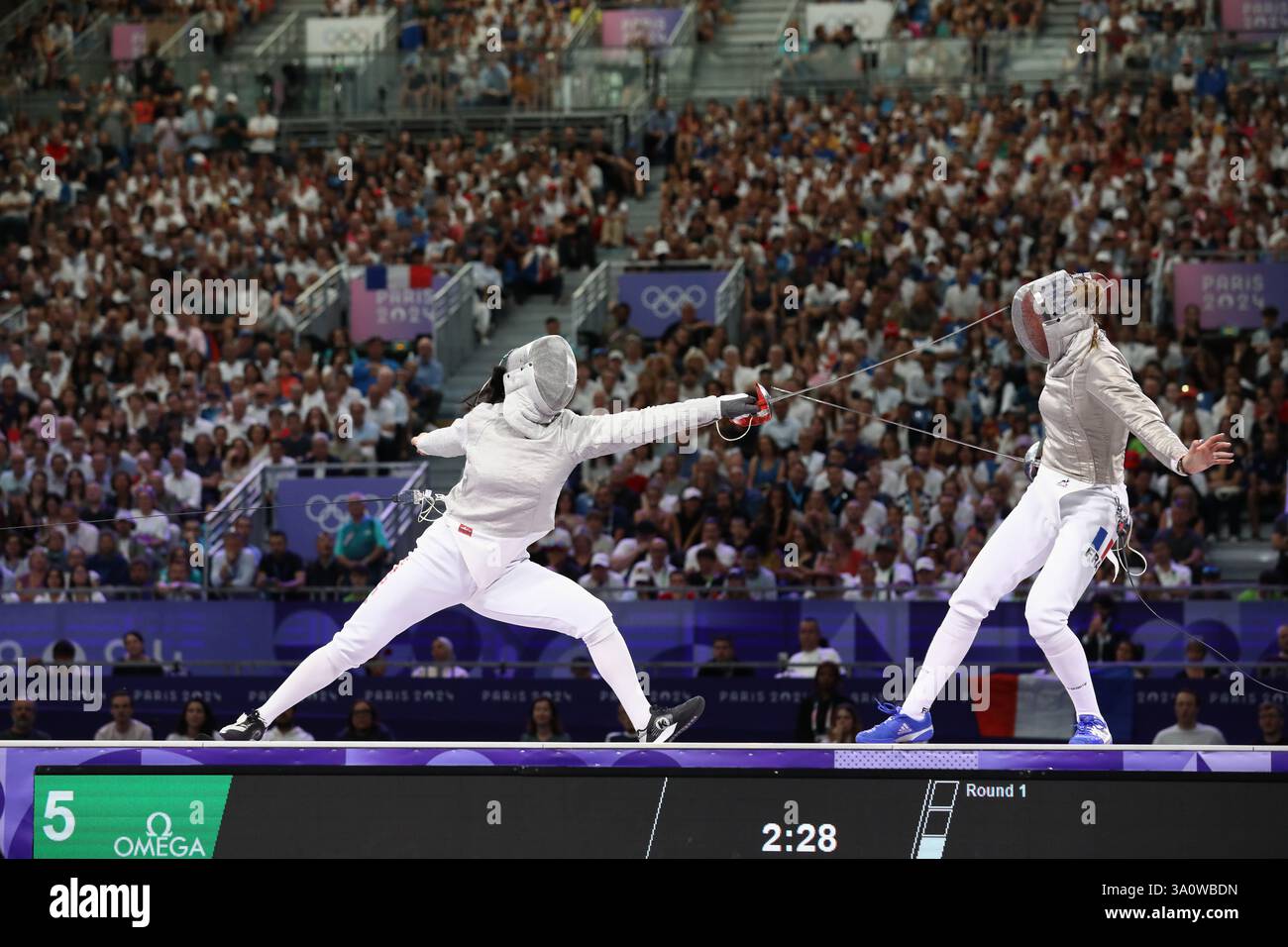 29 juillet 2024 - Paris, France : Manon Apithy-Brunet de France (à droite) et Choi se-bin de Corée du Sud (à gauche) dans le sabre individuel pour femmes d'escrime Banque D'Images