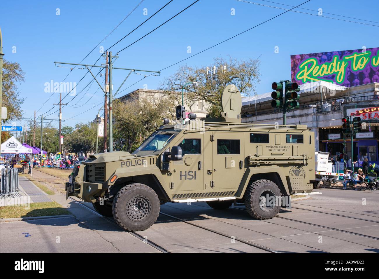 New Orleans, LOUISIANE, États-Unis - 28 février 2025 : un véhicule blindé Homeland Security investigations assure la sécurité sur la route du défilé Charles Avenue mardi gras Banque D'Images