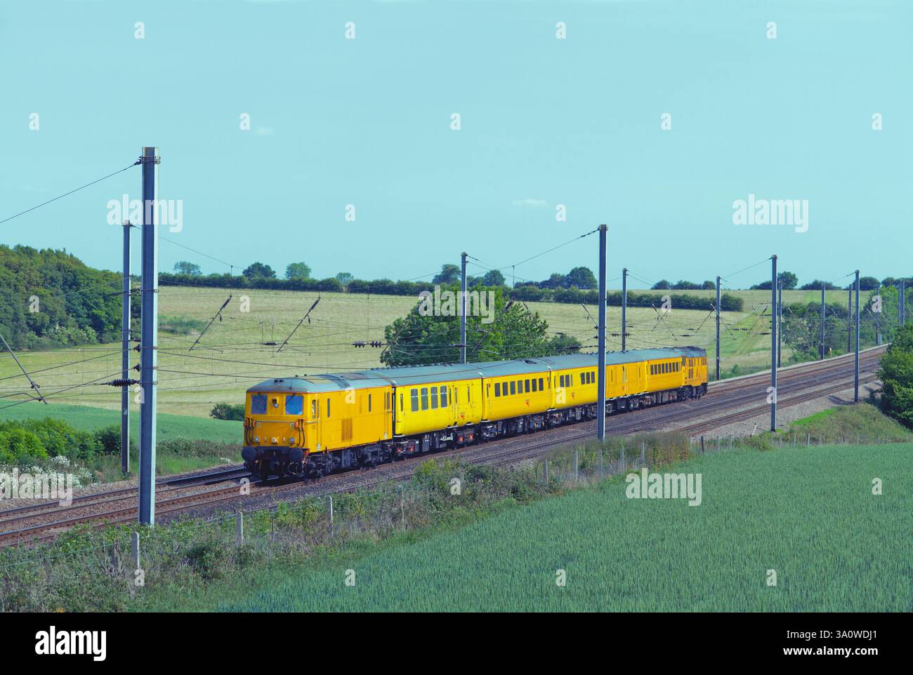 Une locomotive électro-diesel de classe 73 numéro 73138 avec dessus et queue avec la locomotive de classe 31 numéro 31285 fonctionnant sur un train d'essai à Ayres End. Banque D'Images