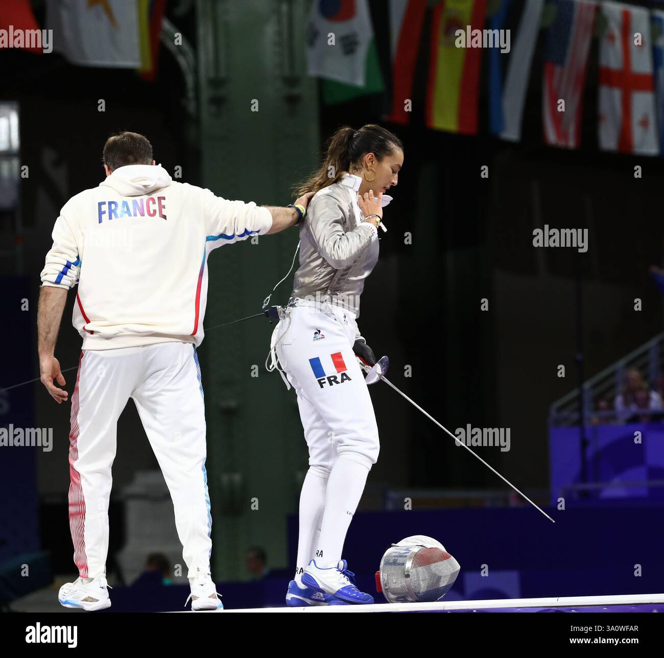 29 juillet 2024 - Paris, France : Matthieu Gourdain réagit à Sara Balzer de France battant Olga Kharlan d'Ukraine dans le Sabre indivi des femmes d'escrime Banque D'Images