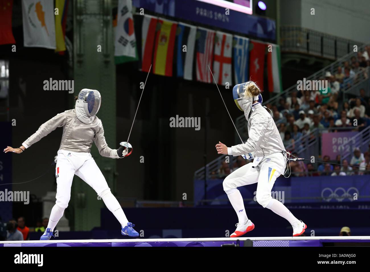 29 juillet 2024 - Paris, France : Sara Balzer de France (à gauche) et Olga Kharlan d'Ukraine (à droite) en demi-finale individuelle sabre pour femmes d'escrime Banque D'Images