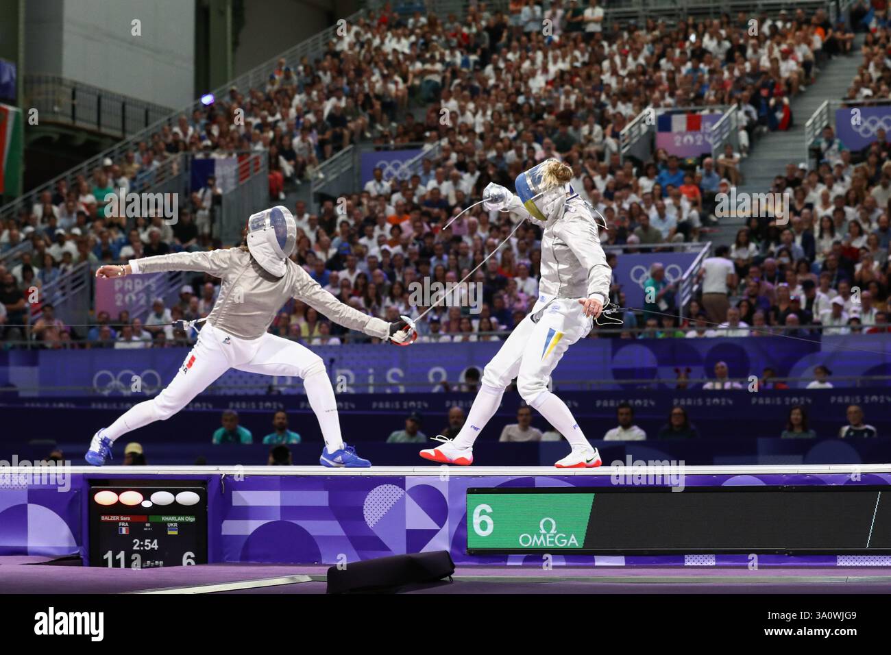29 juillet 2024 - Paris, France : Sara Balzer de France (à gauche) attaque Olga Kharlan d'Ukraine (à droite) dans la semi-fina individuelle Sabre pour femmes d'escrime Banque D'Images