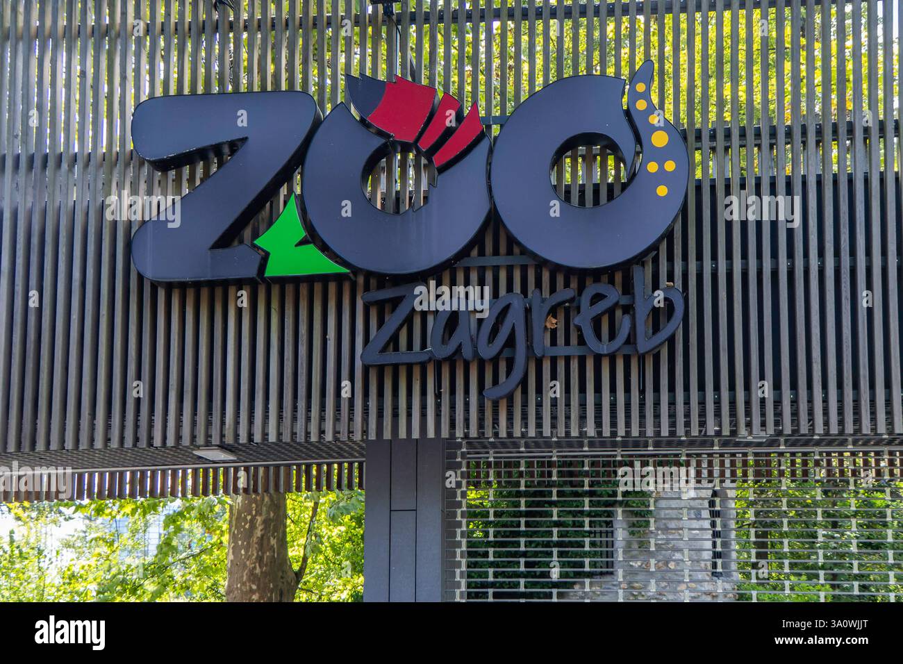 Zagreb, Croatie. Panneau et logo du zoo de Zagreb au-dessus de l'entrée principale Banque D'Images