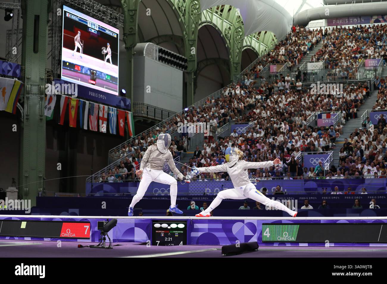 29 juillet 2024 - Paris, France : Olga Kharlan de l'Ukraine attaque Sara Balzer de la France dans la demi-finale individuelle sabre d'escrime pour femmes le jour 3 de t Banque D'Images
