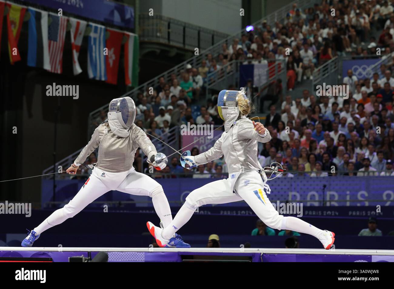 29 juillet 2024 - Paris, France : Sara Balzer de France (à gauche) et Olga Kharlan d'Ukraine (à droite) en demi-finale individuelle sabre pour femmes d'escrime Banque D'Images