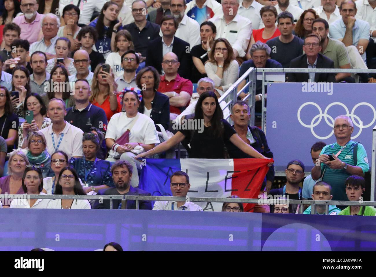 29 juillet 2024 - Paris, France : les fans français encouragent Sara Balzer lors de la demi-finale individuelle Sabre femme d'escrime le jour 3 du Paris 2024 ol Banque D'Images