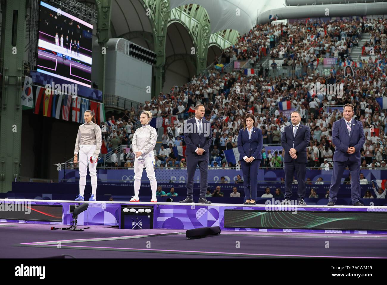 29 juillet 2024 - Paris, France : Sara Balzer de France et Olga Kharlan d'Ukraine dans la demi-finale individuelle sabre d'escrime féminine le jour 3 du P. Banque D'Images