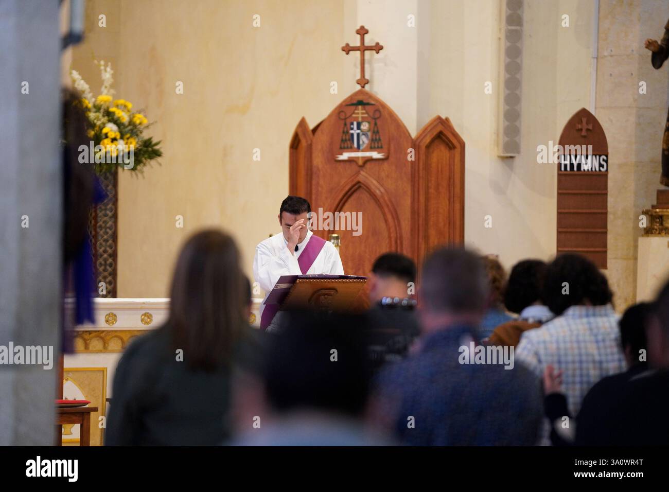 Les catholiques de San Antonio participent aux services du mercredi des cendres à la cathédrale de San Fernando. Les chrétiens reçoivent des cendres sur leur front en forme de croix pour symboliser le chagrin du péché et leur rappeler leur mortalité. Banque D'Images