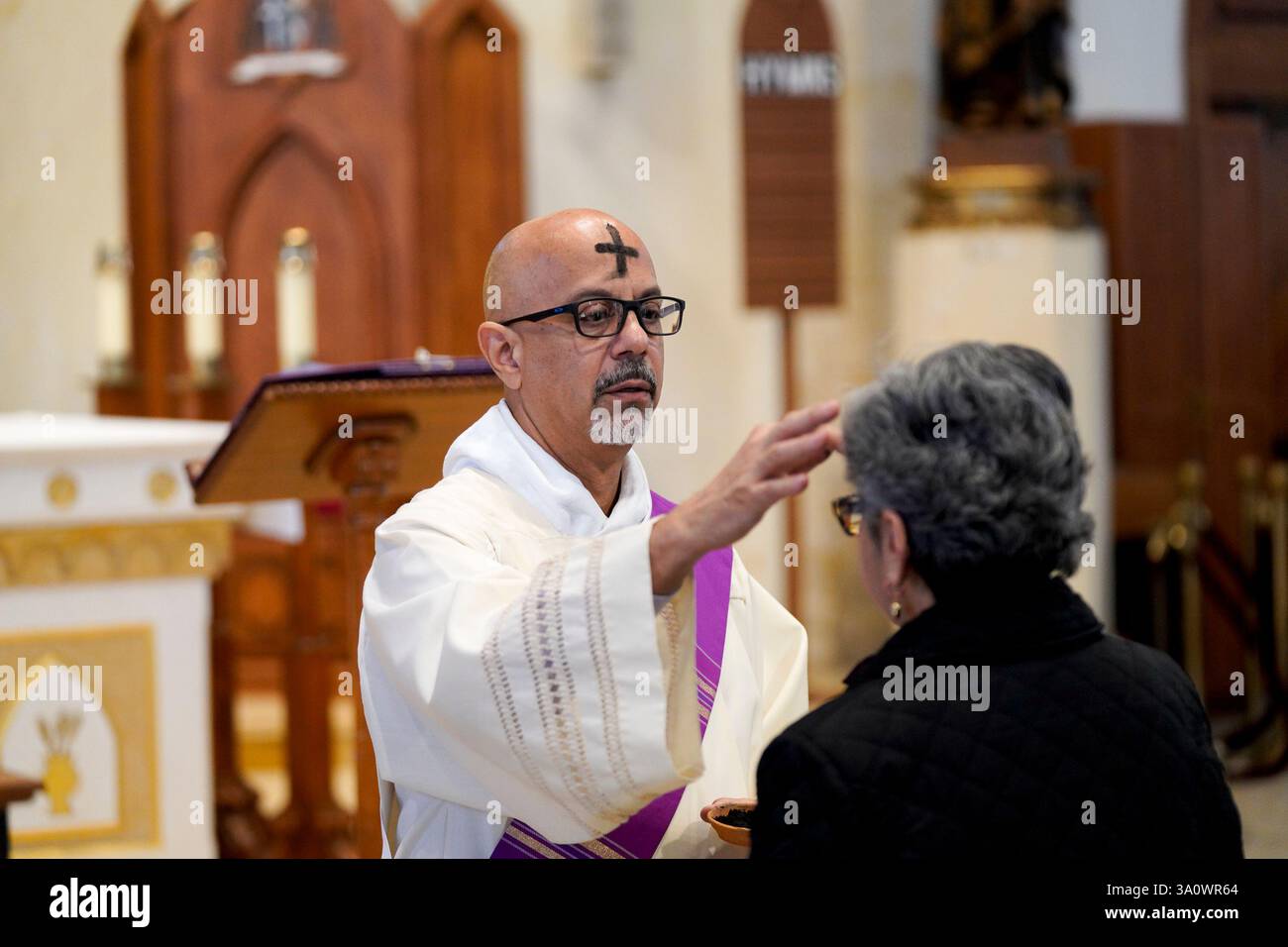 Les catholiques de San Antonio participent aux services du mercredi des cendres à la cathédrale de San Fernando. Les chrétiens reçoivent des cendres sur leur front en forme de croix pour symboliser le chagrin du péché et leur rappeler leur mortalité. Banque D'Images