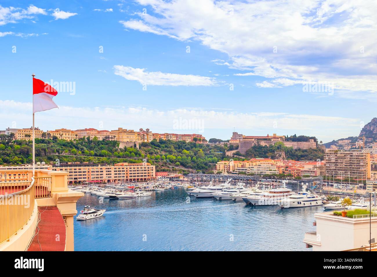 Monaco Principauté paysage urbain, yachts à Port Hercules vue aérienne et drapeau de Monaco. Côte Azur, Europe. Banque D'Images