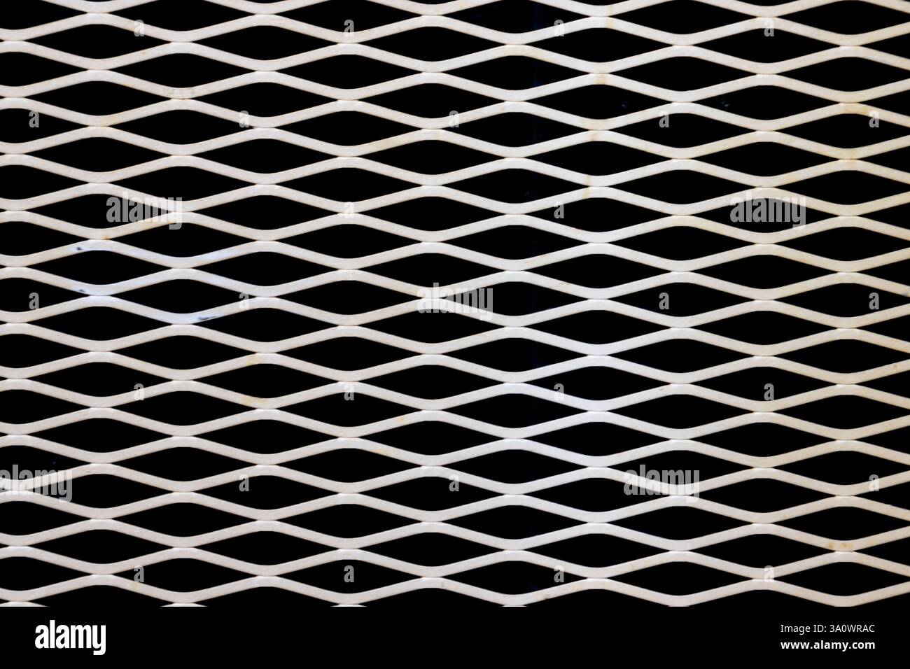 Fond géométrique de motif de grille en métal avec un motif répétitif en forme de diamant adapté aux thèmes industriels et architecturaux. Banque D'Images