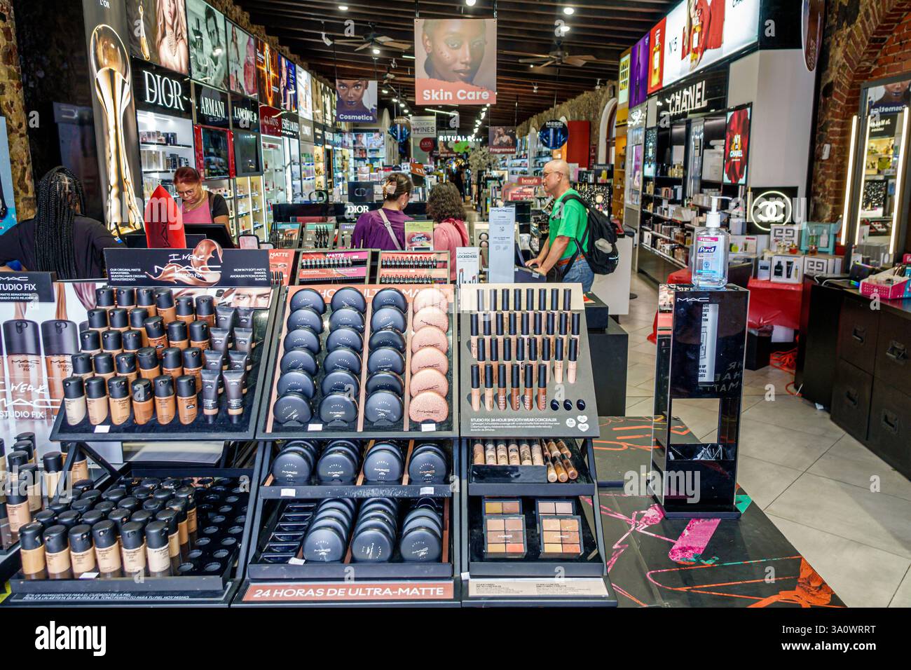 Charlotte Amalie,Saint créé Thomas,US Virgin Islands USVI,Dronningens Gade,main Street,Luryx Perfumes & Cosmetics,intérieur intérieur,vente d'affichage,maquillage b Banque D'Images