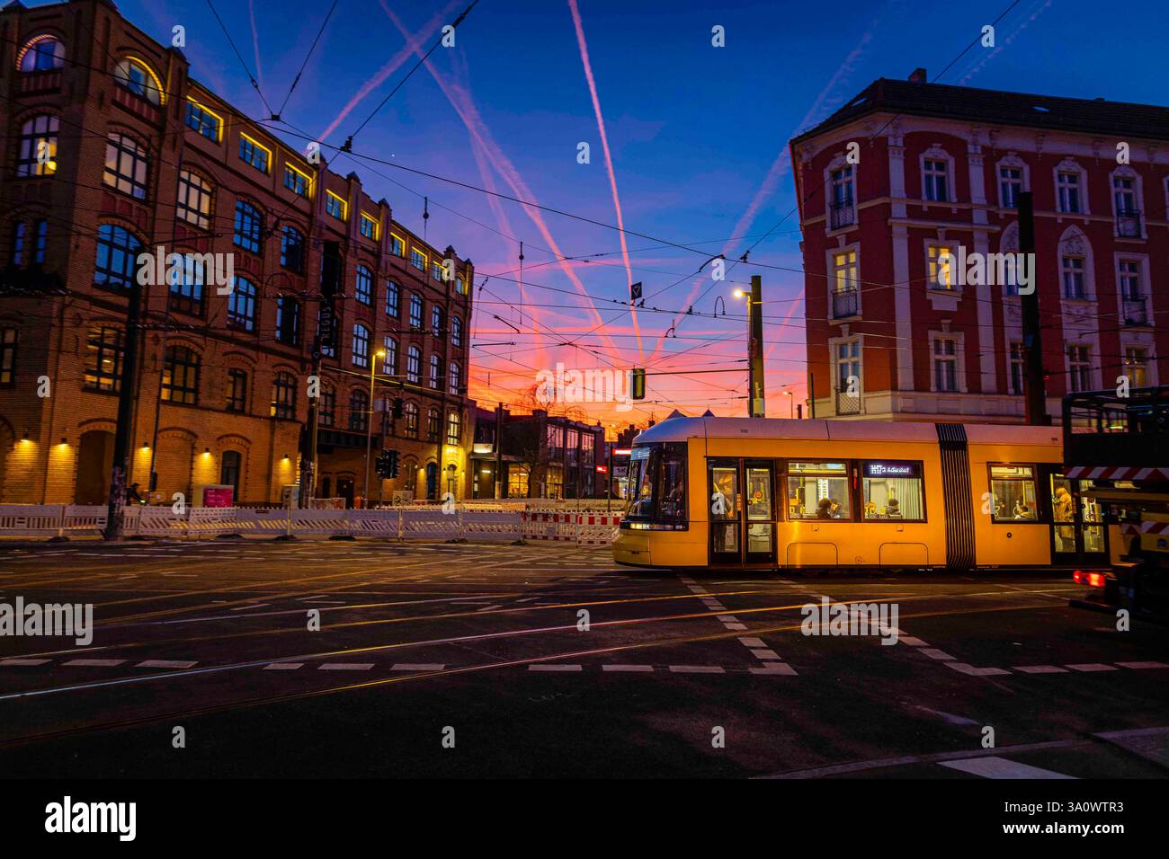 Tramway de Berlin au coucher du soleil – traverser la ville dans la lumière dorée Banque D'Images