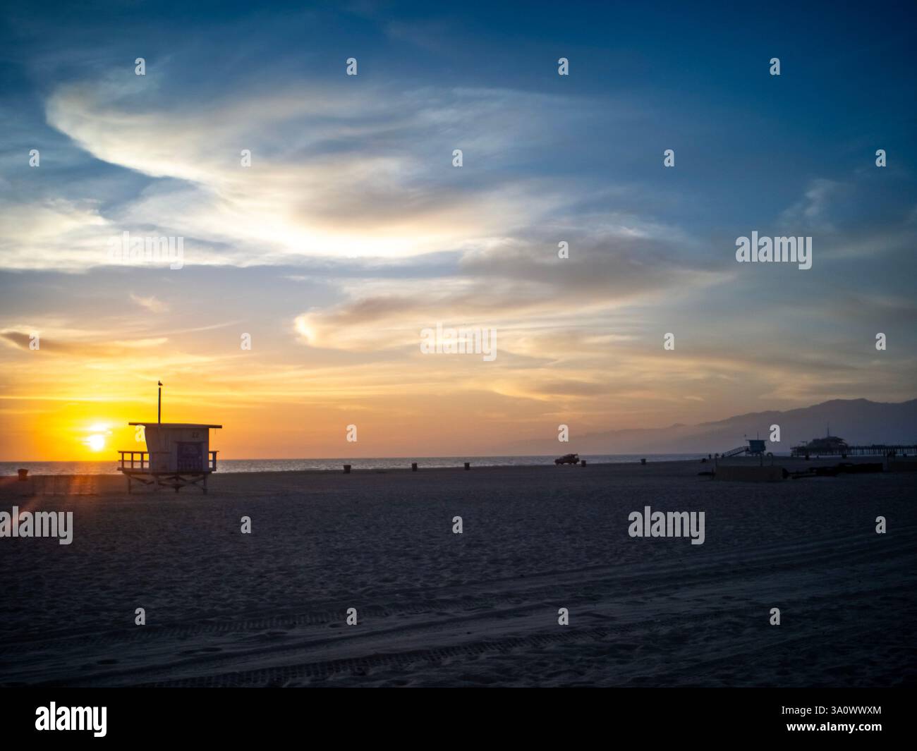 Une cabane de plage est dessinée par un beau coucher de soleil sur la plage à Santa Monica, Los Angeles, comté d'Orange, Californie, États-Unis d'Amérique Banque D'Images