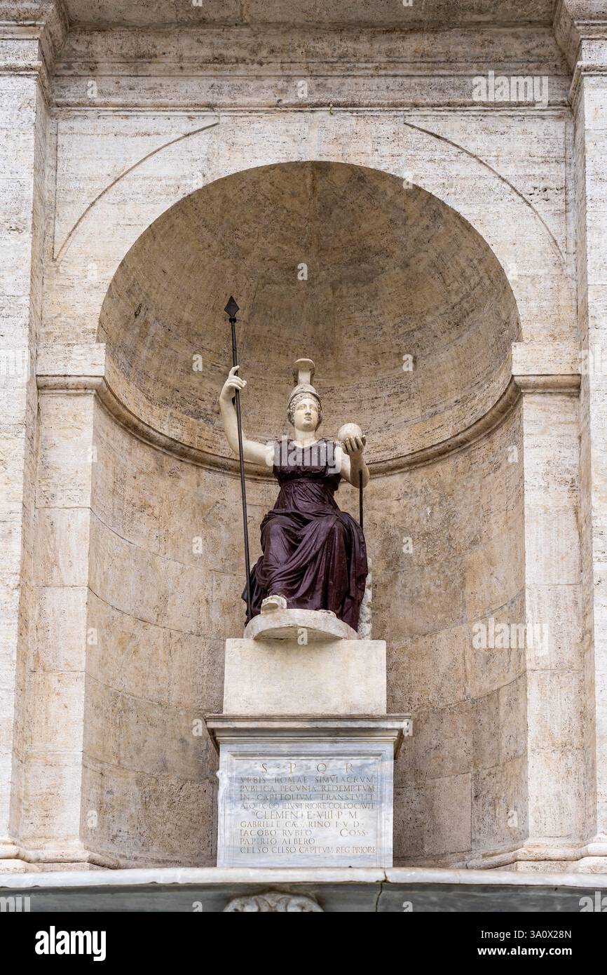 Grande statue en marbre de la déesse grecque à l'intérieur d'une niche en marbre de la façade extérieure d'un bâtiment historique à Rome Banque D'Images
