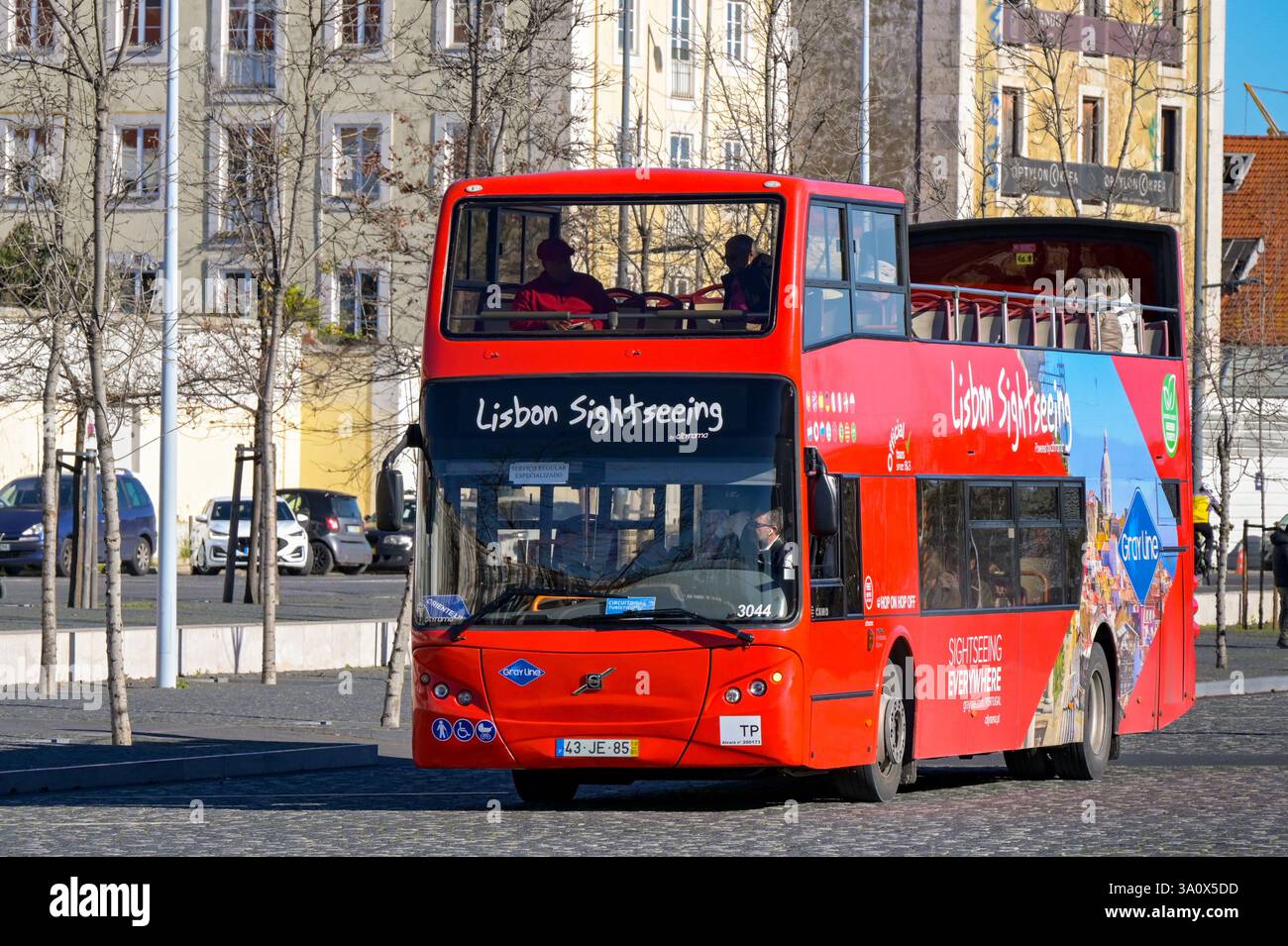 Lisbonne, Portugal, Europe - 13 janvier 2025 : bus touristique à arrêts multiples exploité par Lisbon Sightseeing conduisant sur une route près du centre-ville de Lisbonne. Banque D'Images