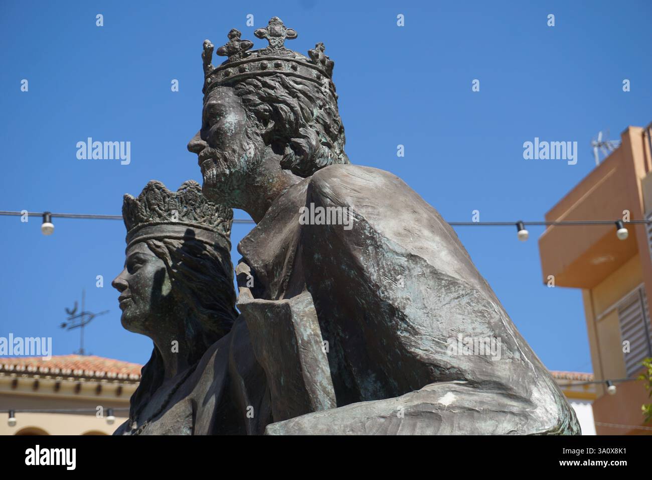 Statue historique en bronze de deux rois catholiques espagnols sur la Plaza Reyes Catolicos, une attraction touristique populaire à Fuengirola, en Espagne, pour la culture Banque D'Images