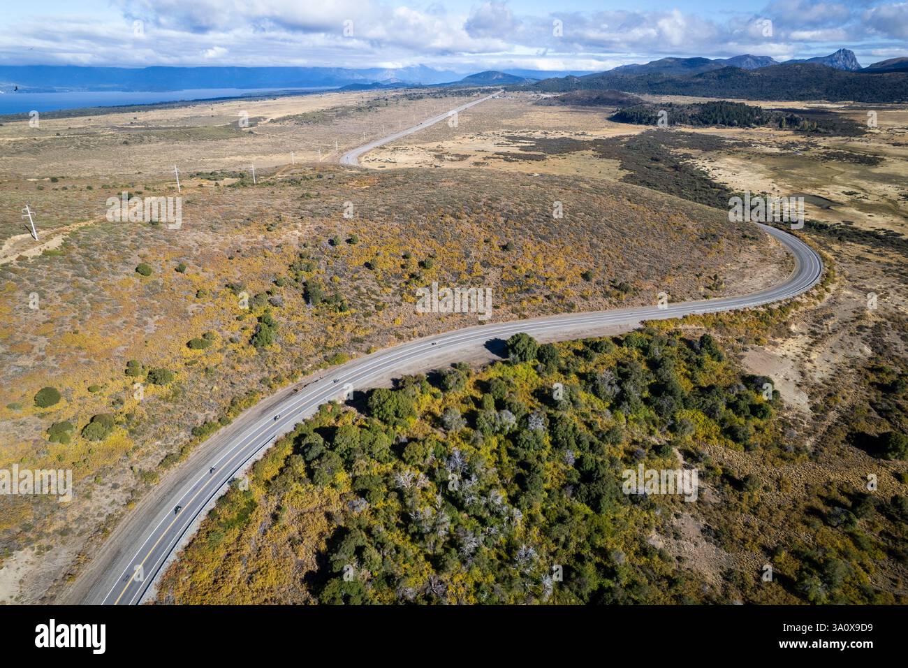Belle route 40 en Argentine escortant les montagnes des Andes en autmn Banque D'Images
