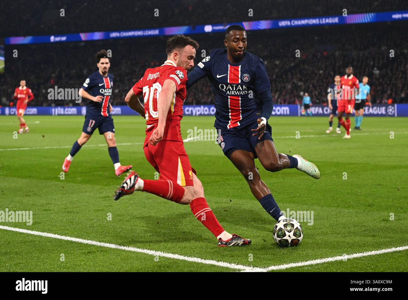 Paris, France. 05 mars 2025. Diogo Jota (A) et William Pacho (d) lors de la 16e manche de la Ligue des Champions entre le Paris Saint Germain et le Liverpool FC au Parc des Princes le 5 mars 2025. - 05/03/2025 - France/Ile-de-France (région)/Paris - Julien Mattia/le Pictorium crédit : LE PICTORIUM/Alamy Live News Banque D'Images