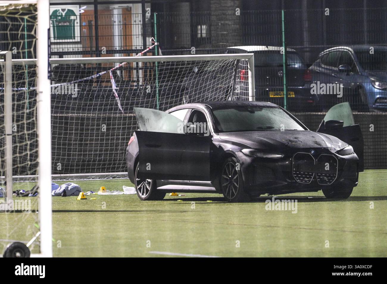 Shap Road, Kendal, Cumbria 5 mars 2025 : L'avant de la voiture visible avec les premiers soins et les couvertures où un enfant a été frappé et tué au club de rugby de Kendal. - La police de Cumbria enquête après qu'une voiture s'est écrasée à travers une clôture au Kendal Rugby Union Football Club, vers le bas d'un terrain du parking, frappant des enfants jouant au football ci-dessous. Un enfant est mort des suites de ses blessures. Déclaration de la police de Cumbria : la police a été contactée à 16h58 aujourd'hui (5 mars) avec un rapport d'une collision impliquant une voiture et deux enfants sur un terrain au Kendal Rugby Union Football Club sur Shap Road. La police peut le confirmer Banque D'Images