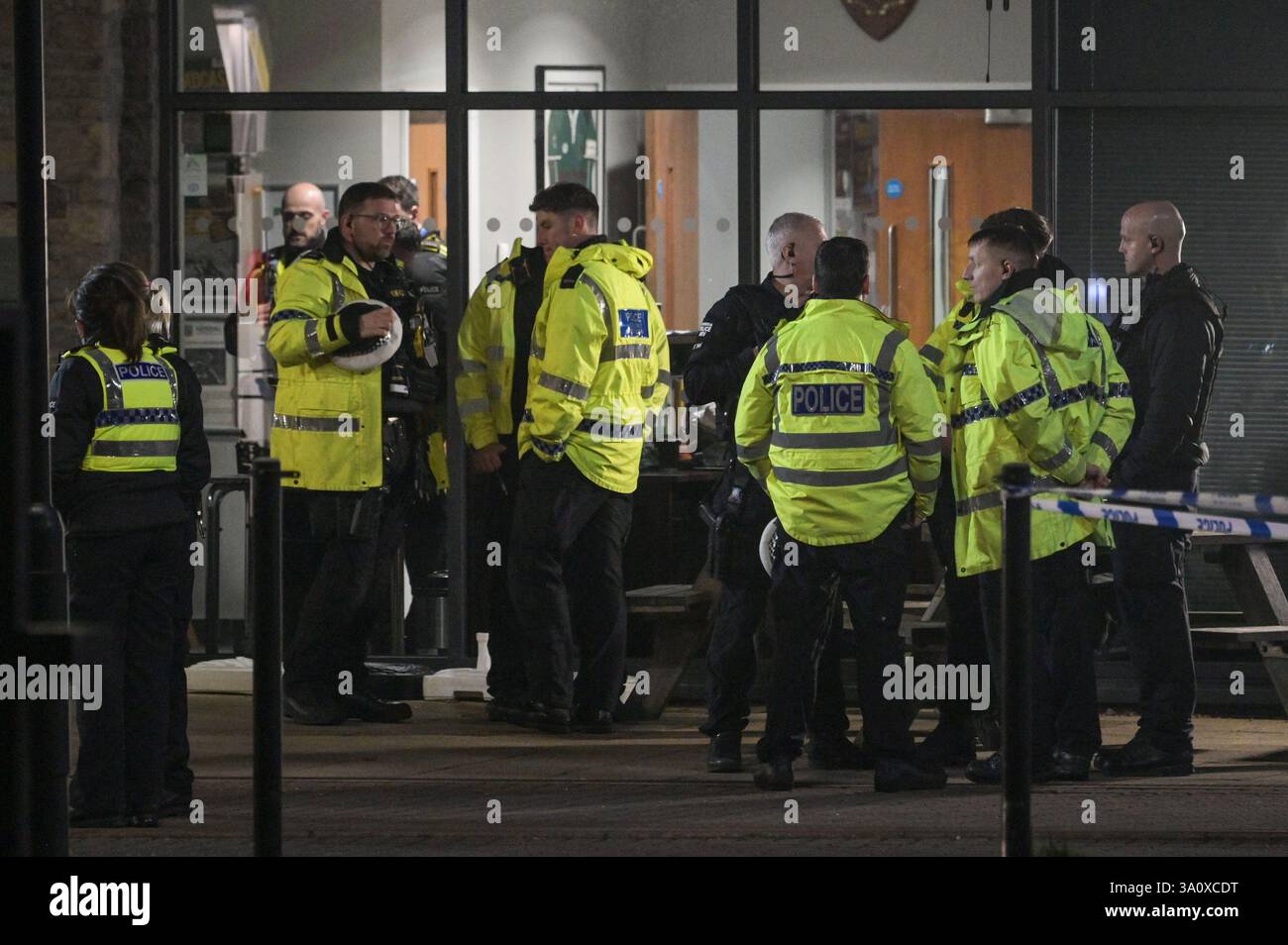 Shap Road, Kendal, Cumbria 5 mars 2025 : la police de Cumbria enquête après qu'une voiture s'est écrasée à travers une clôture au Kendal Rugby Union Football Club, vers un terrain du parking, frappant des enfants jouant au football ci-dessous. Un enfant est mort des suites de ses blessures. Déclaration de la police de Cumbria : la police a été contactée à 16h58 aujourd'hui (5 mars) avec un rapport d'une collision impliquant une voiture et deux enfants sur un terrain au Kendal Rugby Union Football Club sur Shap Road. La police peut confirmer que l'un des enfants impliqués est malheureusement mort. Le deuxième enfant impliqué dans cette collision est soigné par des ambulanciers paramédicaux. Banque D'Images