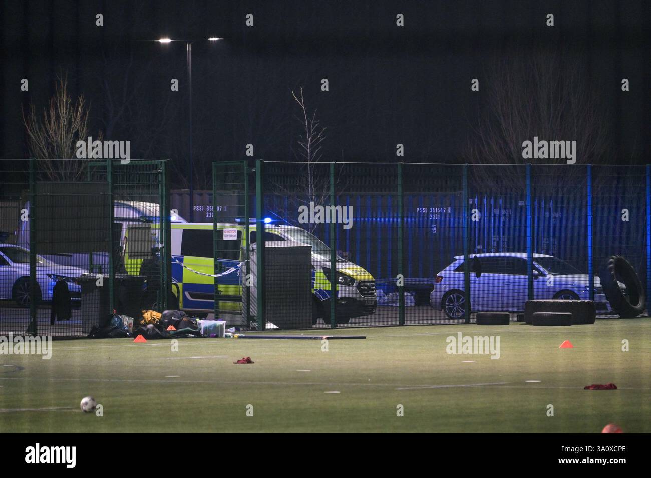 Shap Road, Kendal, Cumbria 5 mars 2025 : la police de Cumbrai enquête après qu'une voiture s'est écrasée à travers une clôture au Kendal Rugby Union Football Club, vers un terrain du parking, frappant des enfants jouant au football ci-dessous. Un enfant est mort des suites de ses blessures. Déclaration de la police de Cumbria : la police a été contactée à 16h58 aujourd'hui (5 mars) avec un rapport d'une collision impliquant une voiture et deux enfants sur un terrain au Kendal Rugby Union Football Club sur Shap Road. La police peut confirmer que l'un des enfants impliqués est malheureusement mort. Le deuxième enfant impliqué dans cette collision est soigné par des ambulanciers paramédicaux. Banque D'Images