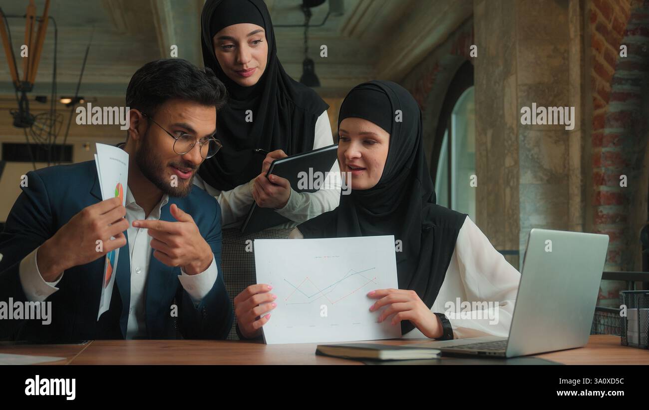 Les collègues d'équipe musulmans sourient multiraciales femmes hommes d'affaires partenaires hommes femmes hommes d'affaires femmes hijab chat en ligne appel vidéo en ligne Banque D'Images