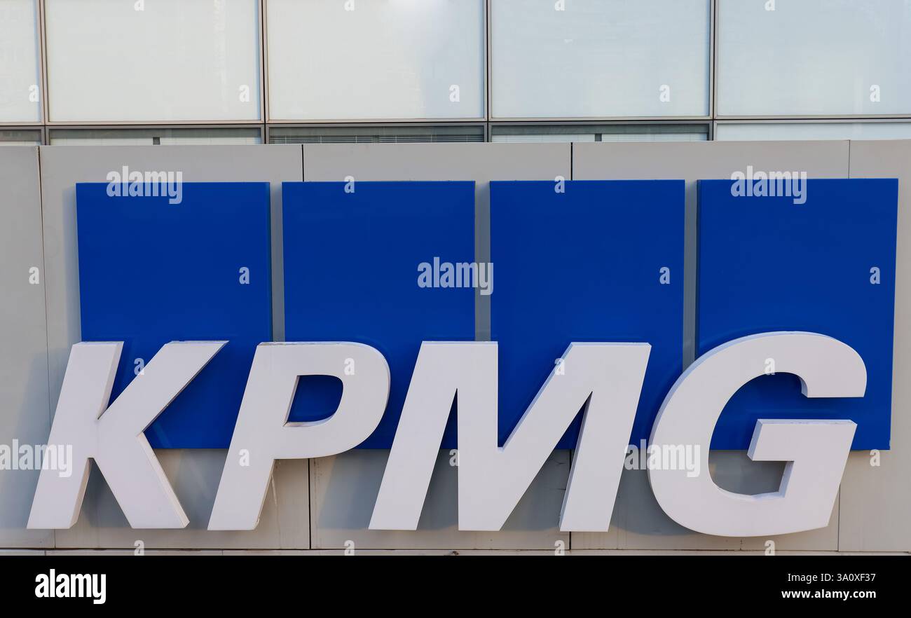 Courbevoie, France - 23 février 2025 : logo de KPMG France, cabinet d'audit et de conseil situé dans le quartier d'affaires de Paris-la Défense Banque D'Images