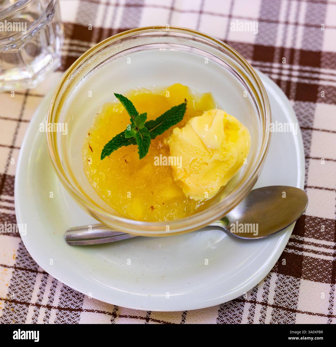 Compote de pommes avec glace à la vanille Banque D'Images